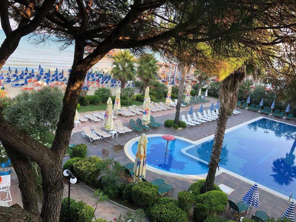 Mali I Robit Beachfront Apartment Golem  Exterior foto